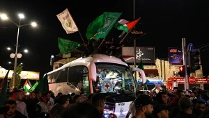 Na zdj. autobus transportujących pracowników Czerwonego Krzyża i palestyńskich zakładników uwolnionych z więzień