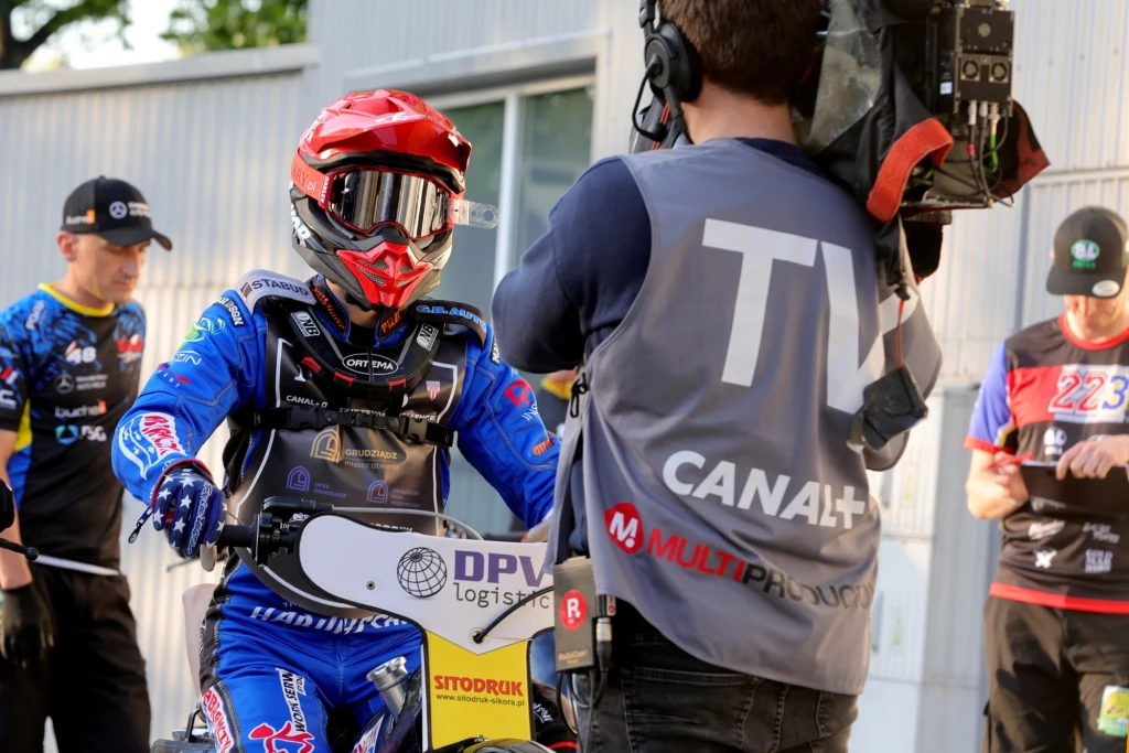 Wiktor Przyjemski i kamera Canal+. Wiktor Przyjemski i kamera Canal+.