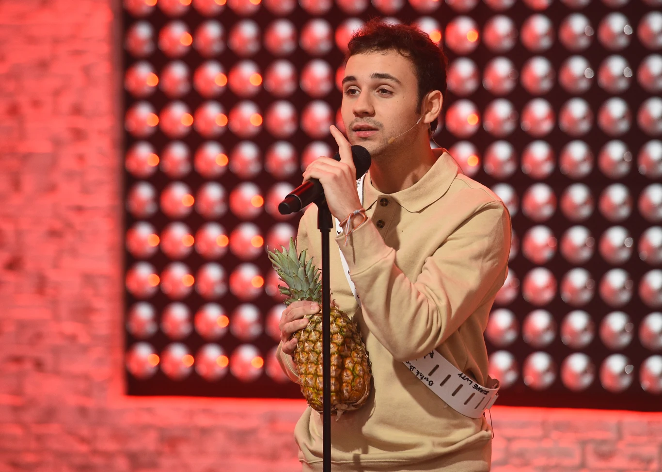 Jan Górka na scenie "Pytania na śniadanie" wykonał swój numer "Zadzwonię" z ananasem w ręce