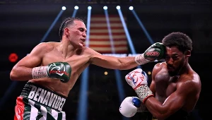 David Benavidez (z lewej) bardzo efektownie pokonał Demetriusa Andrade
