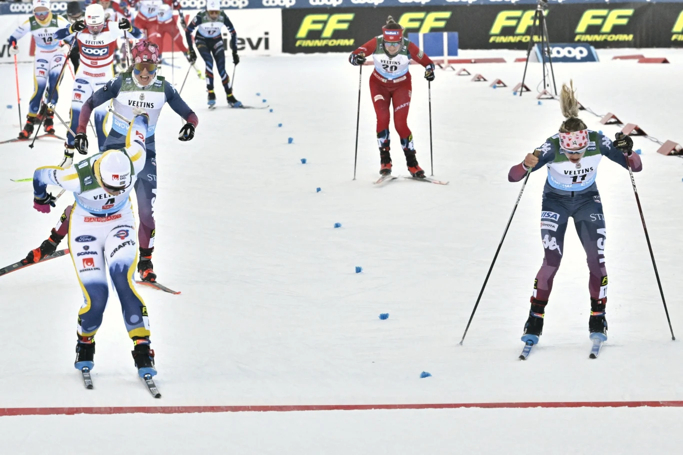 Jessica Diggins (z prawej) walcząca na finiszu w Ruce