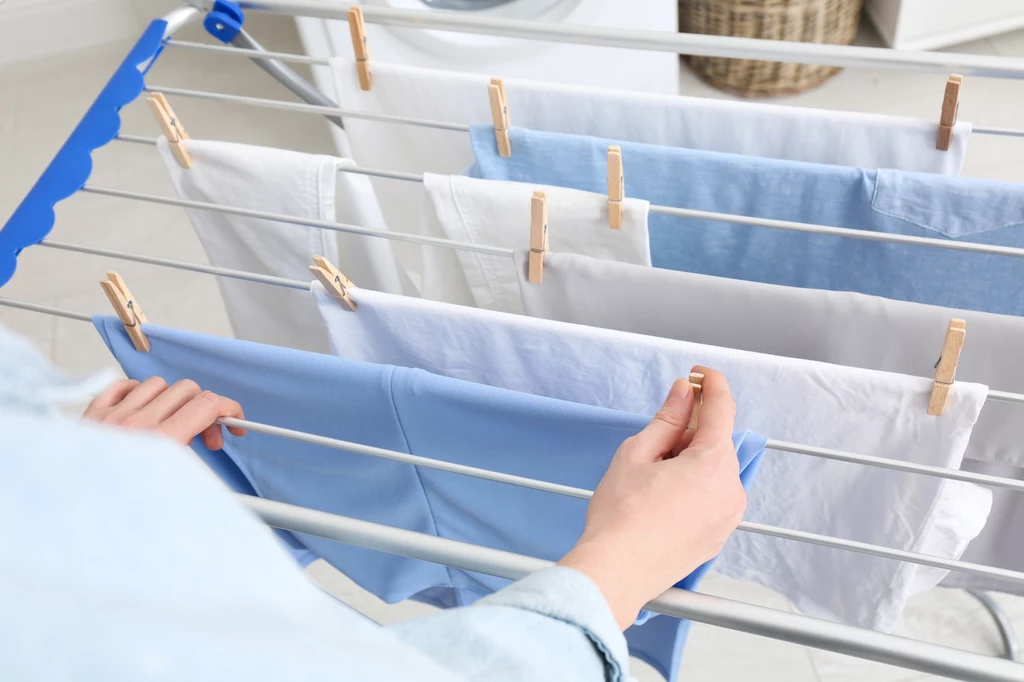 Do suszenia prania w sezonie grzewczym najlepiej sprawdzi się rozkładana suszarka na ubrania 