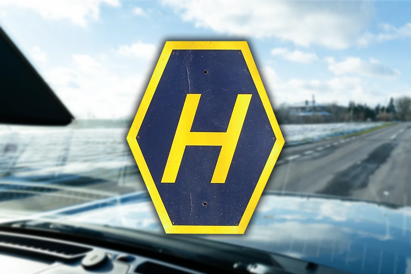 Żółty sześciokąt przypominał kierowcom o obowiązującym ruchu prawostronnym