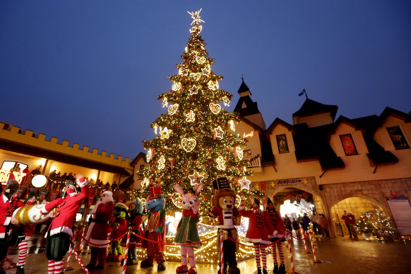 Zimowe miasteczko w Energylandii już działa. Coroczna atrakcja przyciąga tłumy Zimowe miasteczko w Energylandii już działa. Coroczna atrakcja przyciąga tłumy