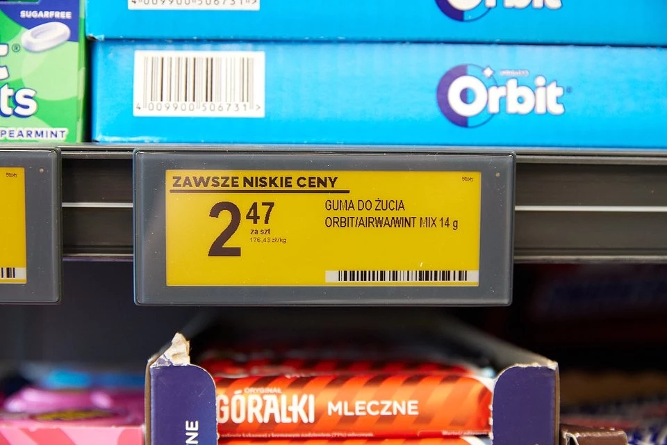 Elektroniczne oznaczanie cen w Biedronce bardzo przypomina tradycyjną, papierową formę