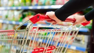 Kupili butelki znanego produktu. Teraz muszą owinąć je w ręcznik i wyrzucić