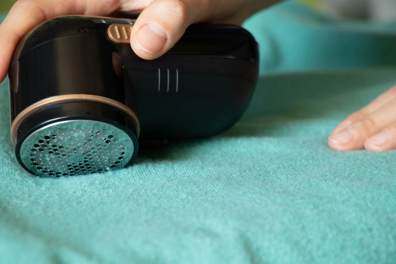 Golarka do ubrań pozwoli pozbyć się nieestetycznych kulek i zmechaceń na materiale