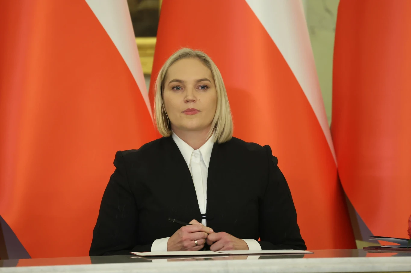 Dominika Chorosińska, nowa minister kultury, podczas podpisywania roty przysięgi Dominika Chorosińska, nowa minister kultury, podczas podpisywania roty przysięgi