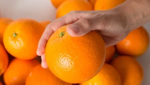 Chemia obecna na skórce może zostać przeniesiona na owoc. Zanim obierzesz - wymocz w occie i sodzie