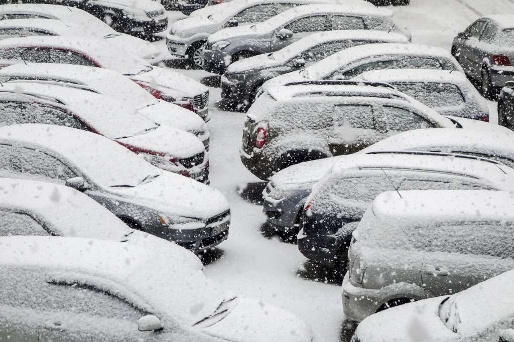 Zimowa pogoda stanowi duże wyzwanie dla kierowców. Z tego powodu należy odpowiednio przygotować nasz pojazd na nadchodzące mrozy 