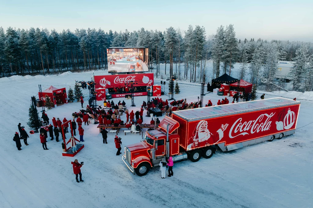 Coca-Cola przygotowała wyjątkową aktywacje konsumencką, w ramach której można wygrać wycieczkę do Wioski Świętego Mikołaja w Rovaniemi w oraz świąteczne gadżety