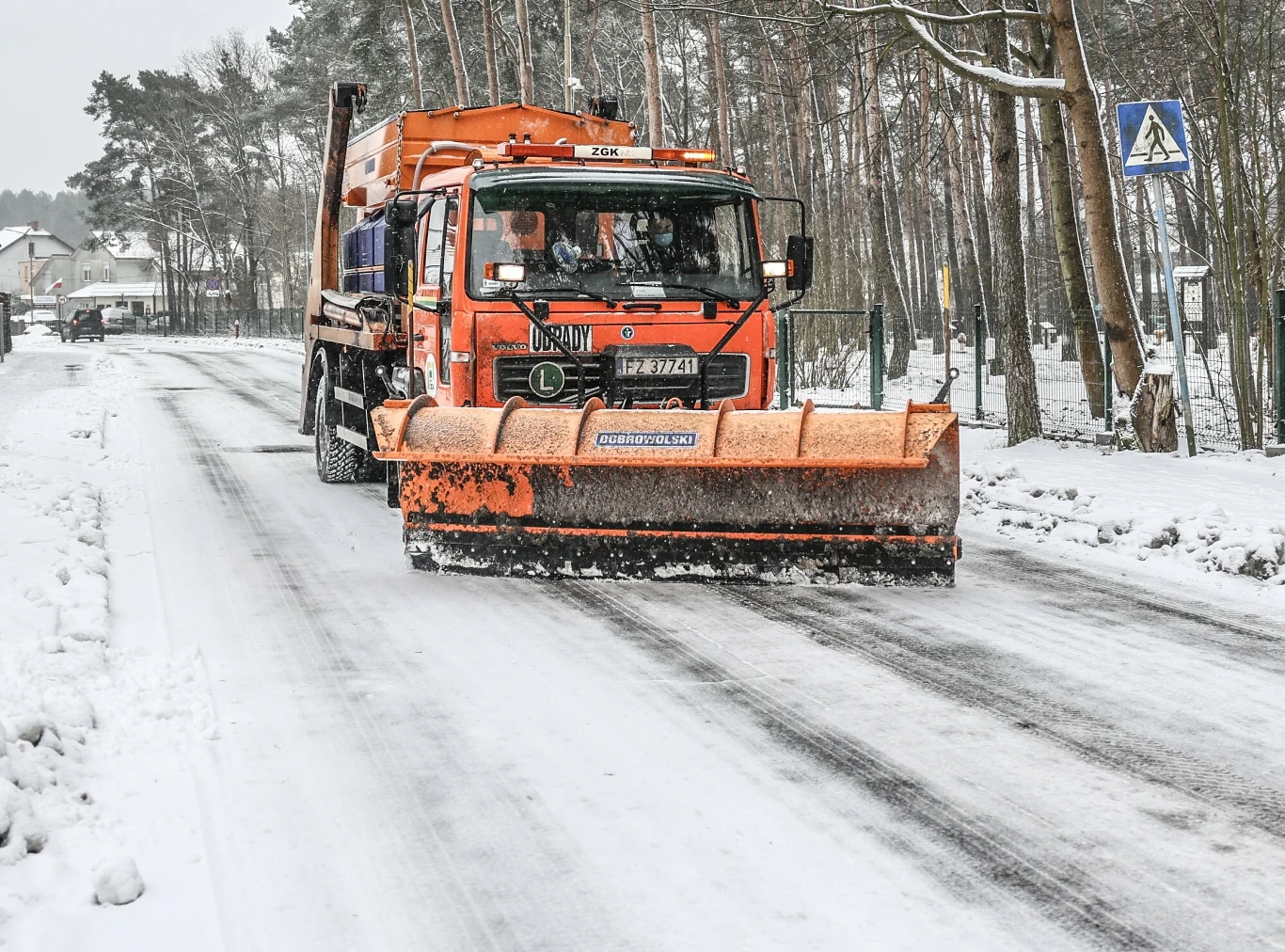 Służby drogowe mają określony czas na odśnieżenie dróg. Służby drogowe mają określony czas na odśnieżenie dróg.