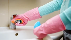 Zamiast wyrzucać, zagotuj i przelej do butelki. To najlepszy środek do czyszczenia