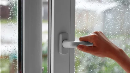 Czy zimą należy wietrzyć mieszkanie? Tak, ale należy to robić, krótko i najlepiej w godzinach porannych.