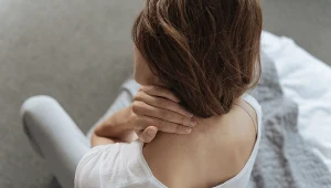 Przyjmowanie nieprawidłowej postawy ciała przez długi czas może prowadzić do wdowiego garbu. Ale może on mieć również związek z chorobą