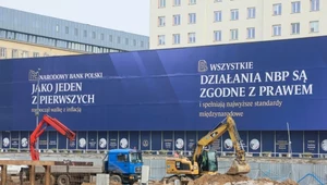 Na gmachu Narodowego Banku Polskiego zwisł nowy baner. Napisano na nim, że wszystkie działania banku centralnego "są zgodne z prawem"