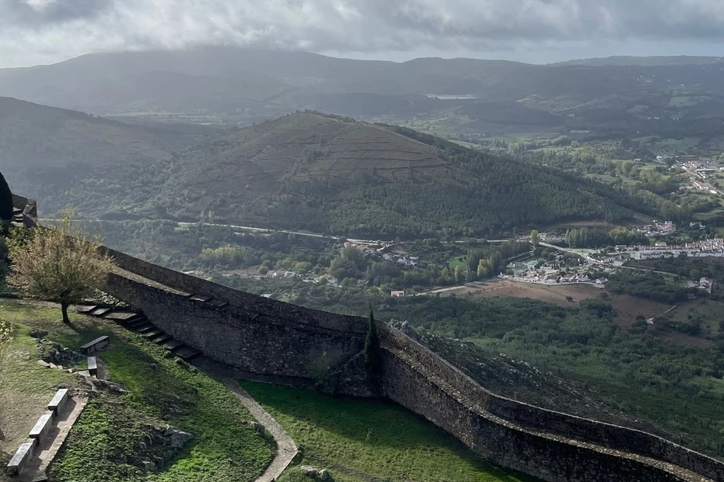  Z zamku w Marvão roztacza się widok na góry  