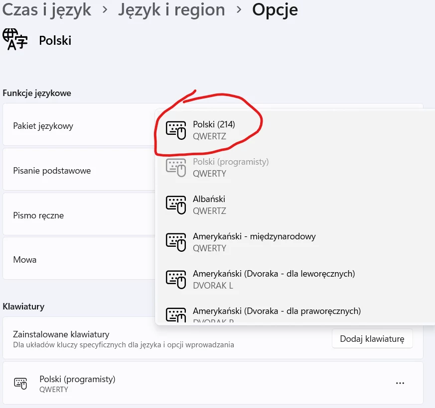 Żeby na stałe wyeliminować problem zmiany klawiatury z QWERTY na QWERTZ wystarczy usunąć z obługiwanyh klawiaturę "Polski (214)".