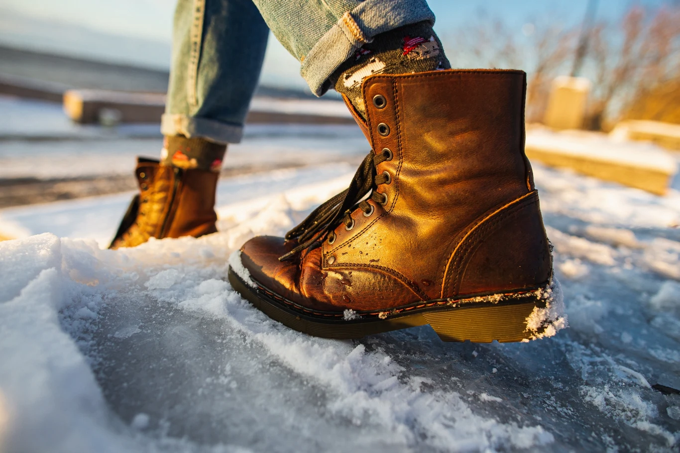 Nawet w butach ze śliską podeszwą możesz czuć się pewnie, o ile tylko nakleisz na nie plaster przed wyjściem z domu