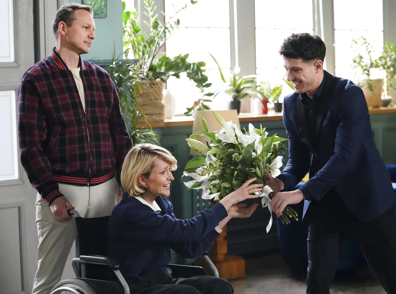 Bożena (Marieta Żukowska) wreszcie opuści szpital. Justin (Jasper Sołtysiewicz) powita ją w hotelu kwiatami