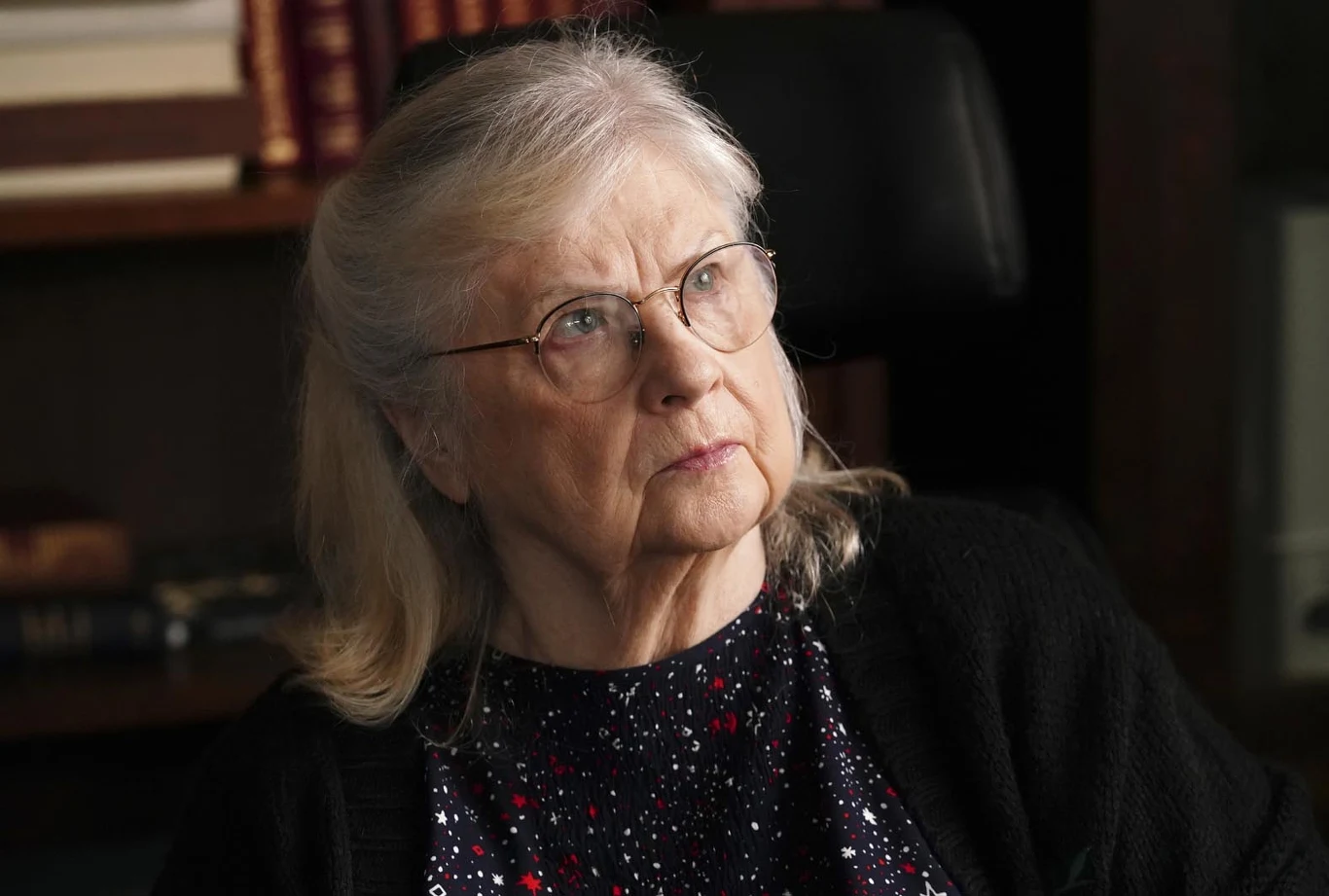 Amelia przypadkiem dowie się, że Karolinę łączyło z jej synem coś więcej niż tylko stosunek pracy