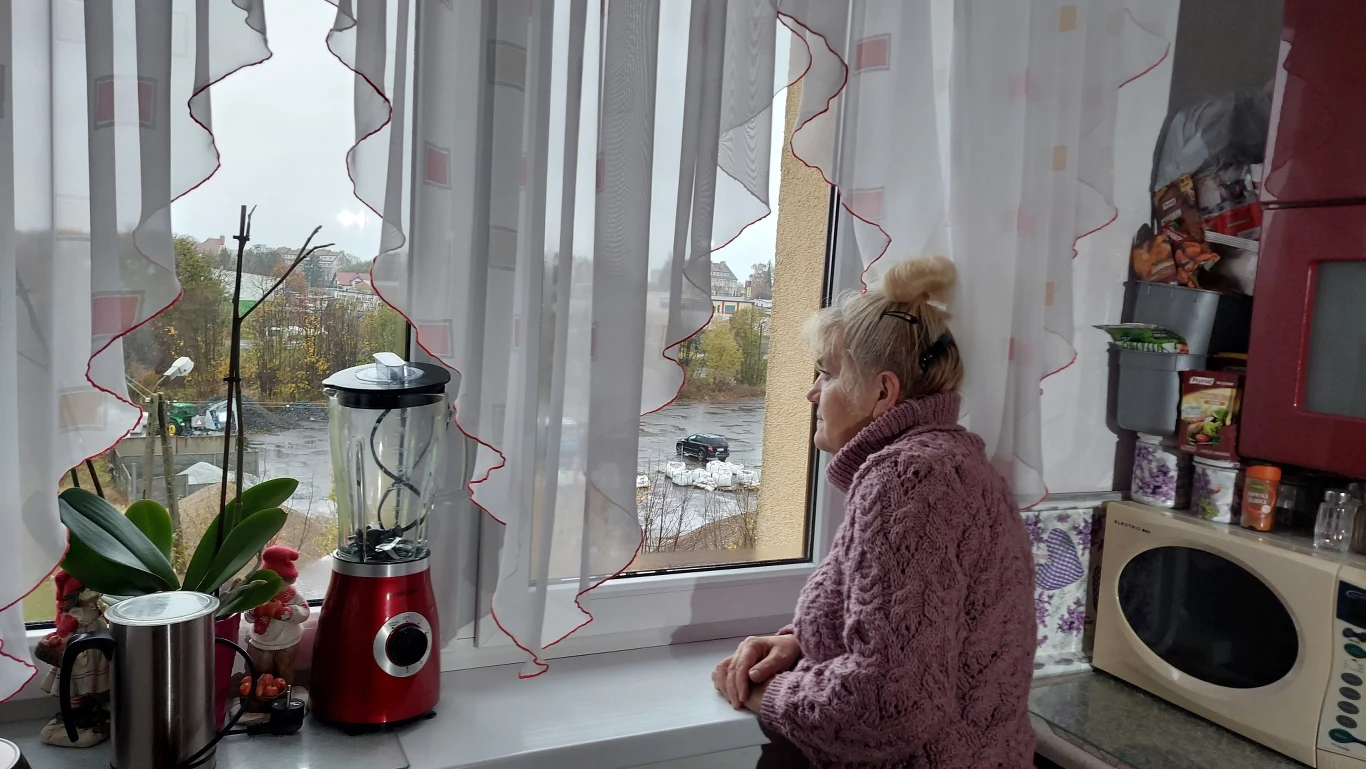 Marianna często patrzyła przez okno, kiedy jej dzieci wychodziły z domu