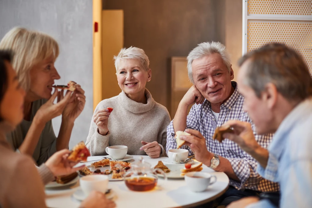 Zamiast jeść w osamotnieniu, jak najczęściej siadaj do stołu z rodziną czy przyjaciółmi