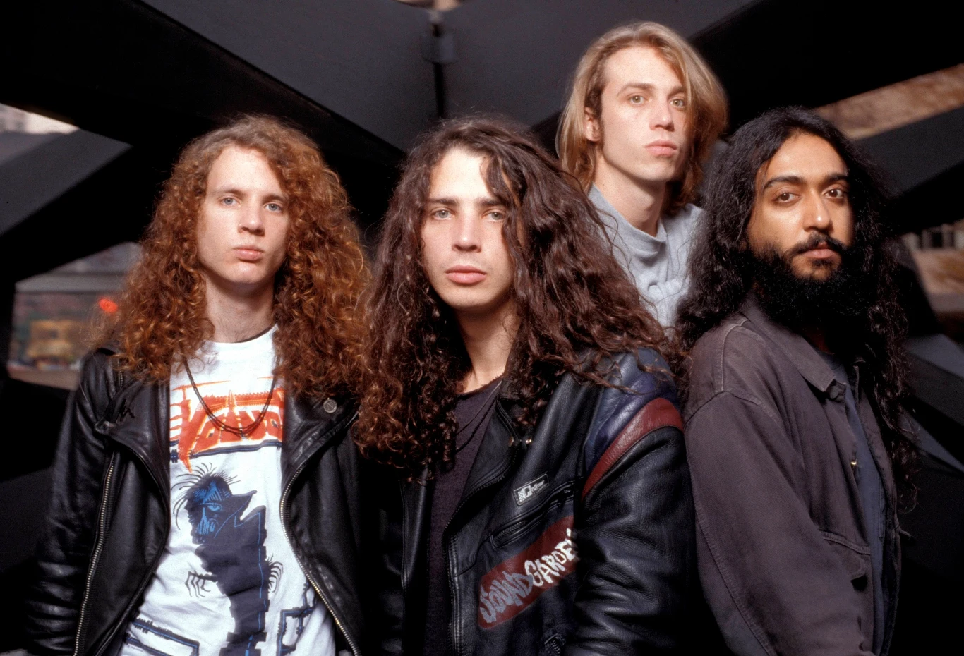 Soundgarden był jednym z najważniejszych zespołów grunge'owych lat 90. Soundgarden był jednym z najważniejszych zespołów grunge'owych lat 90.