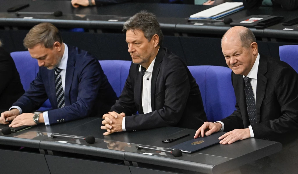 Niemiecka gospodarka dołuje. Na zdj. od prawej kanclerz Olaf Scholz, minister gospodarki i klimatu Robert Habeck oraz minister finansów Christian Lindner
