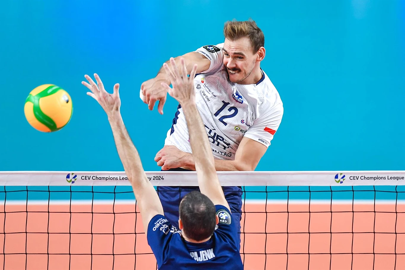 Atakuje Andreas Takvam