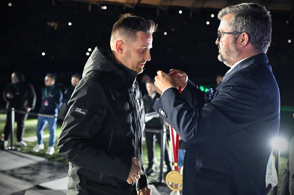 Prezes Michał Sikora wręcza złoty medal Jakubowi Kępie Prezes Michał Sikora wręcza złoty medal Jakubowi Kępie