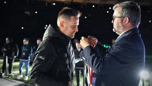 Prezes Michał Sikora wręcza złoty medal Jakubowi Kępie