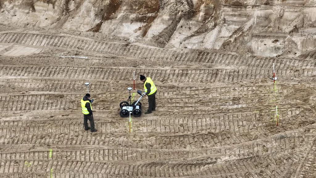 Inspektorzy z WIOŚ Gdańsk przy pomocy dronów i georadarów ustalili, że na terenie żwirowni w Sulęczynie nielegalnie zakopano co najmniej 25 tys. ton odpadów