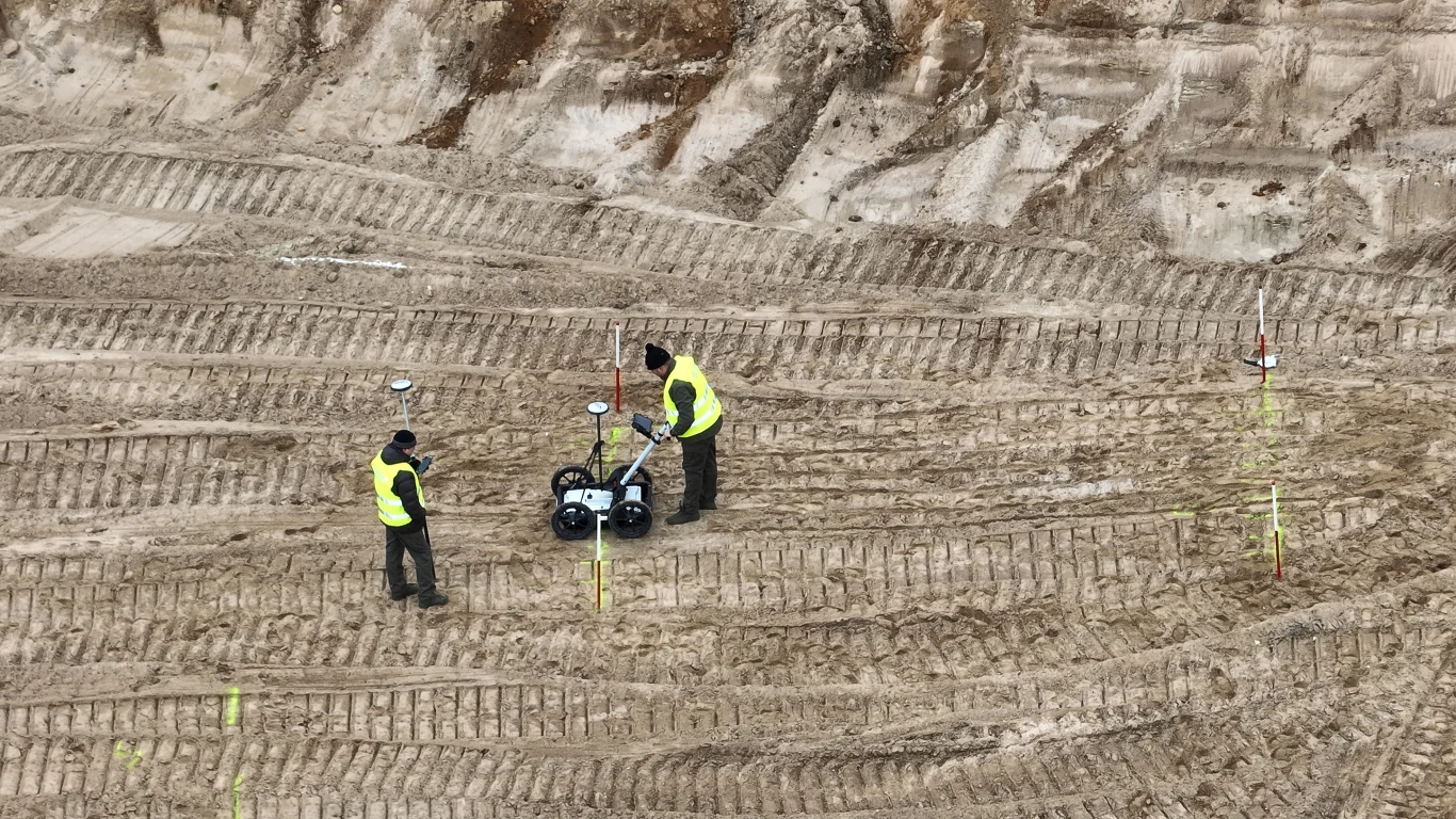 Inspektorzy z WIOŚ Gdańsk przy pomocy dronów i georadarów ustalili, że na terenie żwirowni w Sulęczynie nielegalnie zakopano co najmniej 25 tys. ton odpadów Inspektorzy z WIOŚ Gdańsk przy pomocy dronów i georadarów ustalili, że na terenie żwirowni w Sulęczynie nielegalnie zakopano co najmniej 25 tys. ton odpadów