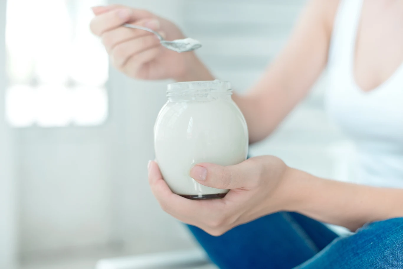 Jogurt jest pełen wapnia, białka, ale także właściwości nawilżających twarz Jogurt jest pełen wapnia, białka, ale także właściwości nawilżających twarz