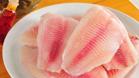 Tilapia jest uboga w cenne kwasy tłuszczowe i może zawierać mnóstwo zanieczyszczeń. Nie warto więc po nią sięgać