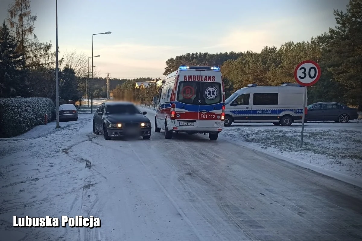Kierujący BMW nie był w stanie utrzymać kontroli nad autem prowadząc je po oblodzonej ulicy / fot. Lubuska Policja Kierujący BMW nie był w stanie utrzymać kontroli nad autem prowadząc je po oblodzonej ulicy / fot. Lubuska Policja