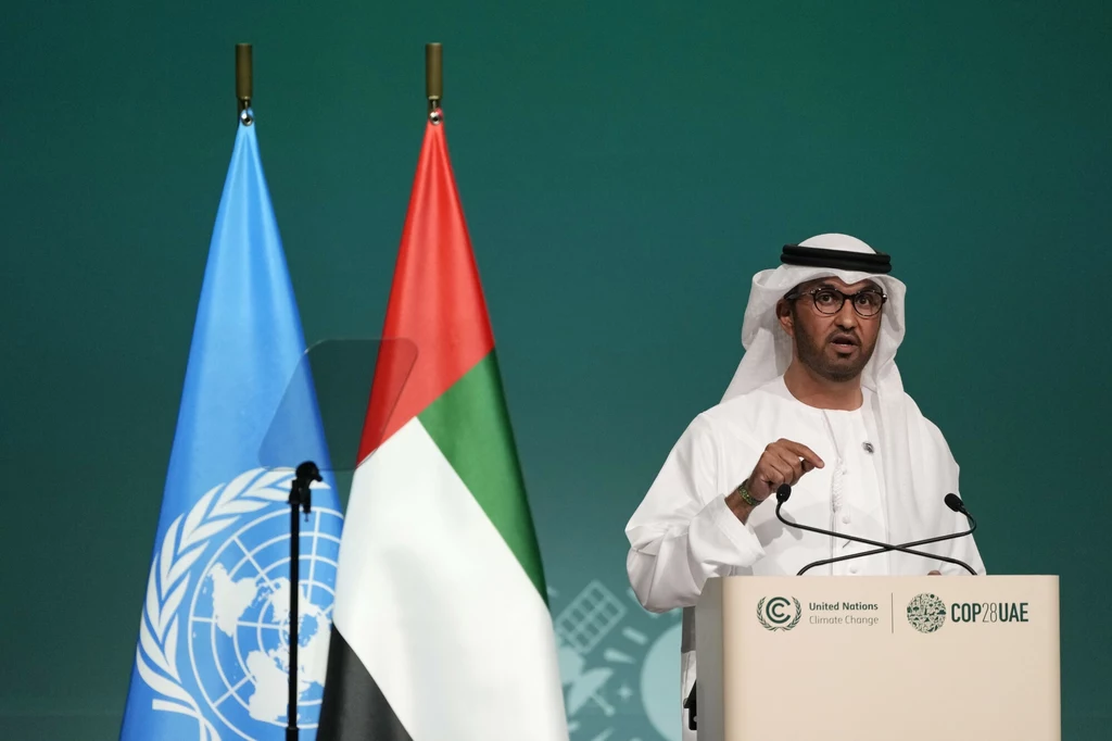 W tym roku rozmowy odbywają się w Dubaju. Jeszcze przed ich rozpoczęciem prezydent szczytu Sultan al-Jaber został skrytykowany za to, że w czasie spotkań na konferencji chce rozmawiać m.in. o inwestycjach w ropę
