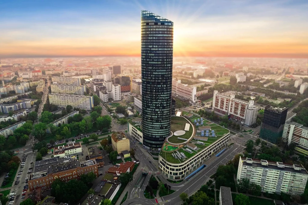 Wieżowiec Sky Tower znajduje się w kompleksie, gdzie są trzy budynki