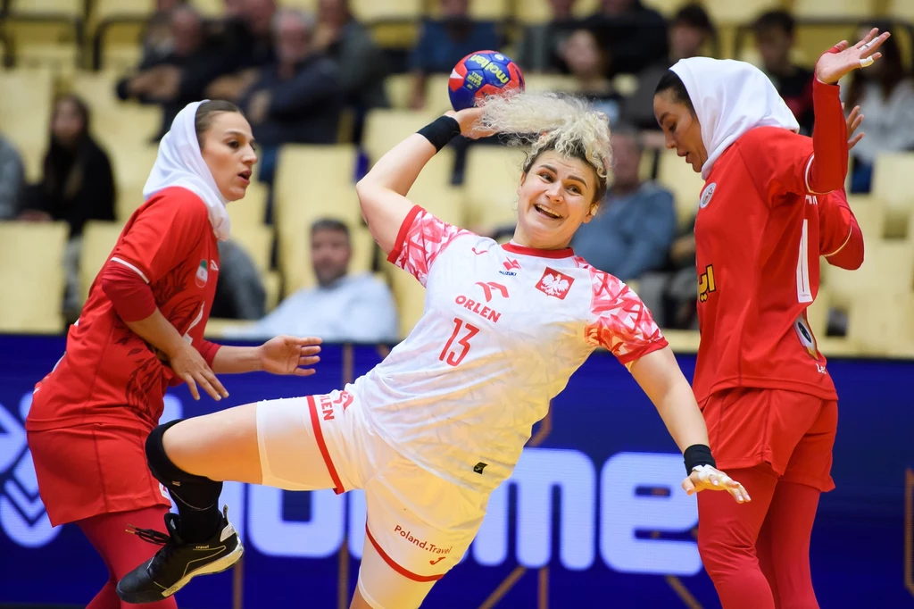 Sylwia Matuszczyk między reprezentantkami Iranu Sylwia Matuszczyk między reprezentantkami Iranu