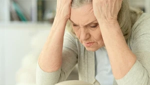 Zachowania agresywne, depresja, apatia, osłabienie emocji i empatii, obok zaburzeń pamięci, także występują u osób z chorobą Alzheimera