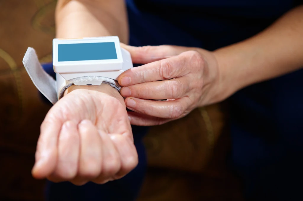 Tętno można zmierzyć za pomocą pulsoksymetru, ciśnieniomierza ale także samodzielnie na tętnicy promieniowej lub szyjnej