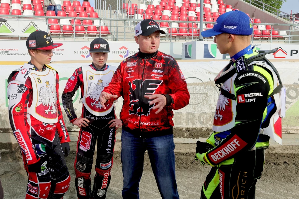 Emil Maroszek, Maksymilian Pawełczak, trener Jacek Woźniak i Kacper Mania.