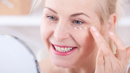 Maść z żyworódki może okazać się sprzymierzeńcem w walce z pierwszymi oznakami starzenia. Jakie wykazuje działanie?