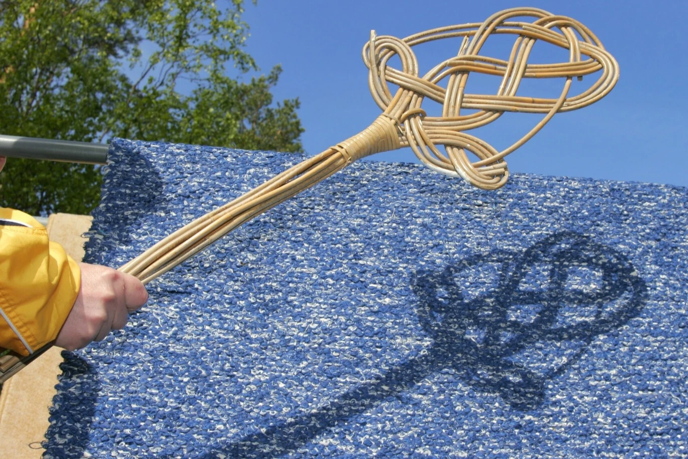 Tradycyjna metoda trzepania dywanów nie jest najbardziej zalecana zimą, ale i ją możemy stosować