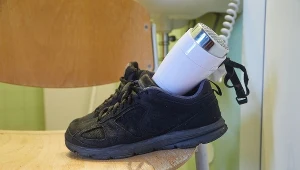 Buty na zimę okazały się przyciasne? W ten sposób szybko je rozciągniesz