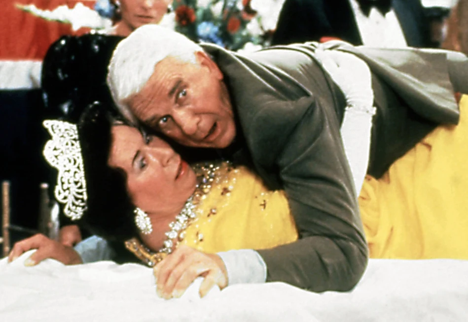 Leslie Nielsen w filmie "Naga broń: Z akt wydziału specjalnego"
