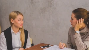 Jeśli rekruter prosi o podanie danych osobowych i kontaktowych kilku osób - należy uważać.