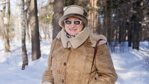 W PRL-u były w każdej szafie. Dziś znów inspirują projektantów i zalewają ulice