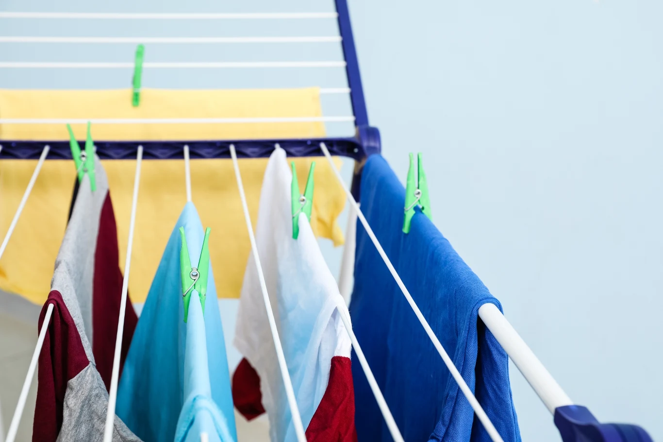 Susząc ubrania na suszarce należy robić większe przerwy między rzeczami. Susząc ubrania na suszarce należy robić większe przerwy między rzeczami.